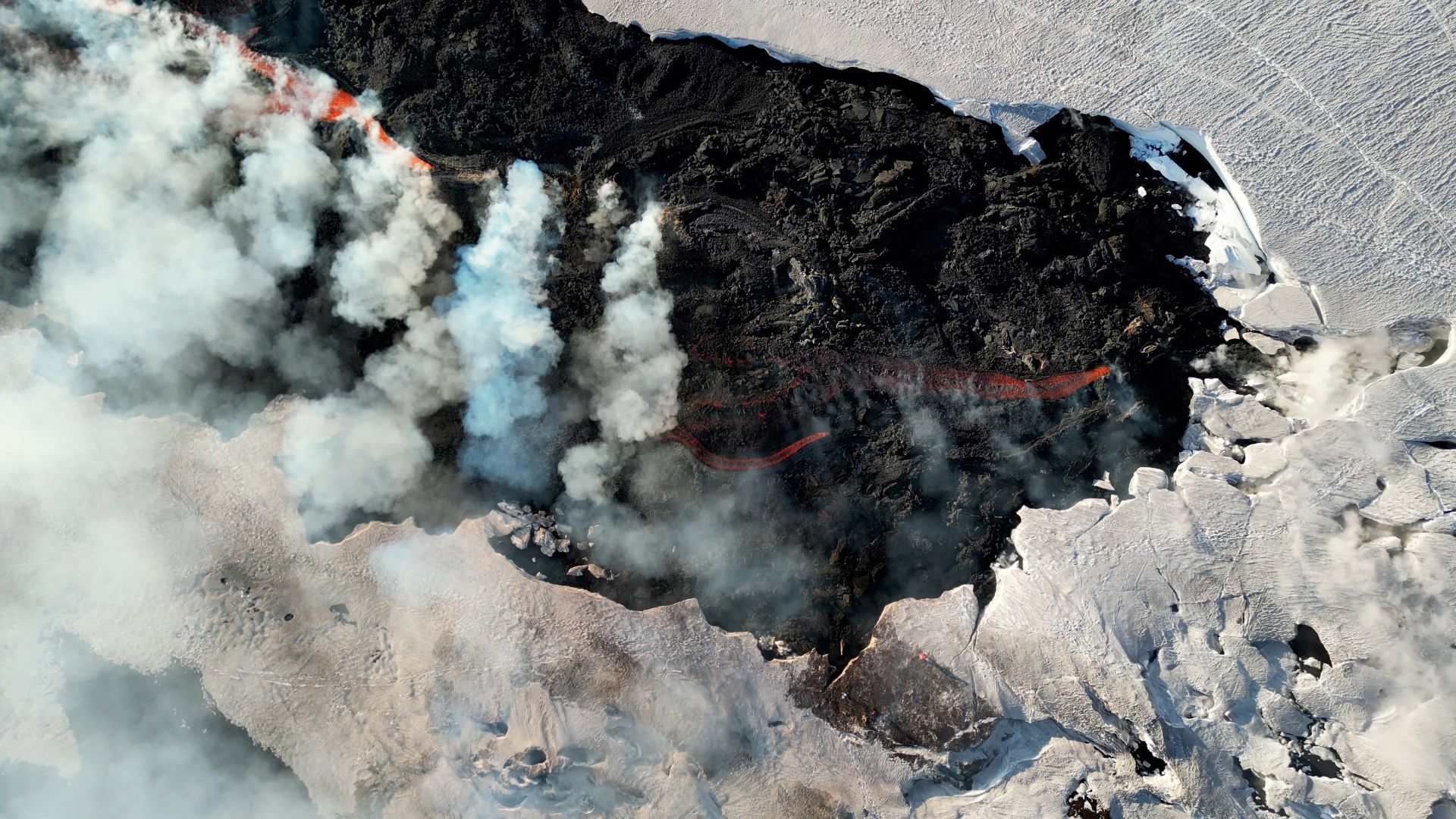 La ladera del volcán con lava