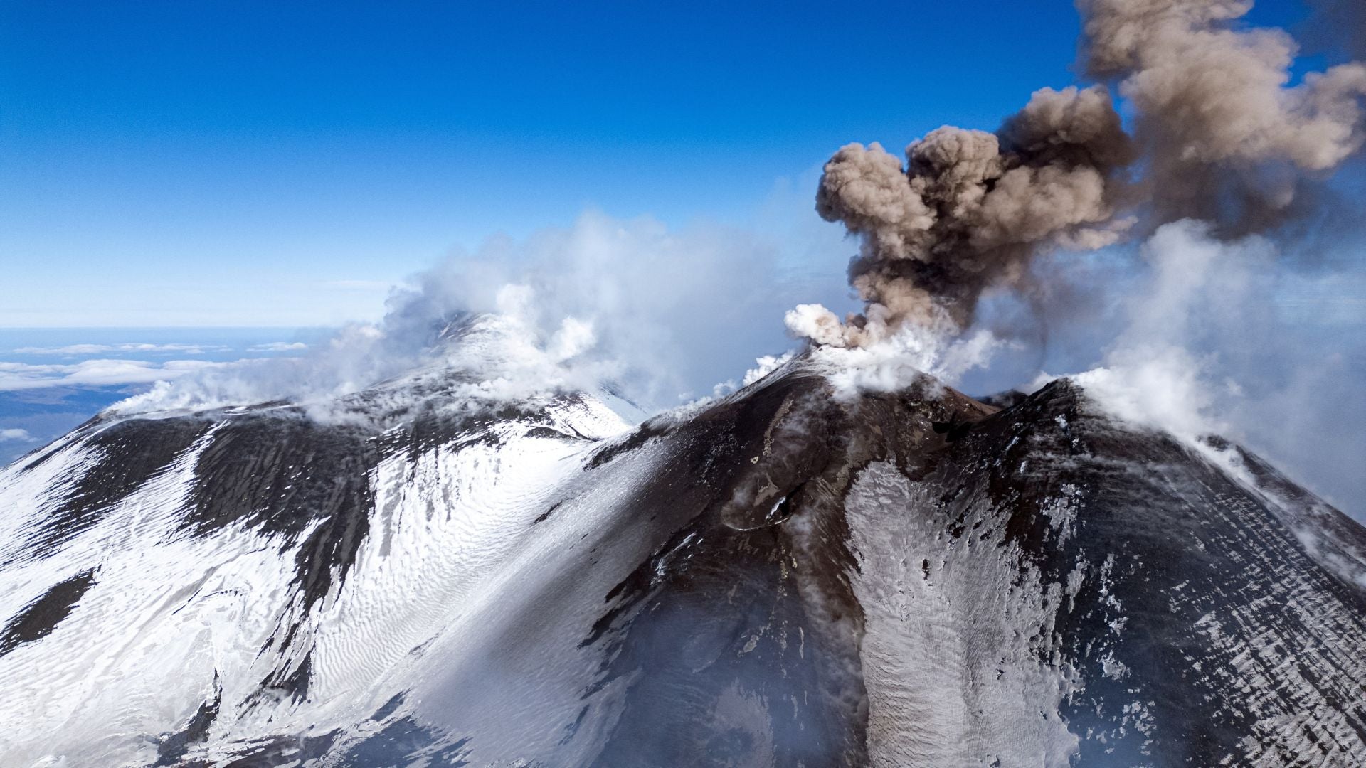 Columnas de ceniza y humo saliendo del volcán