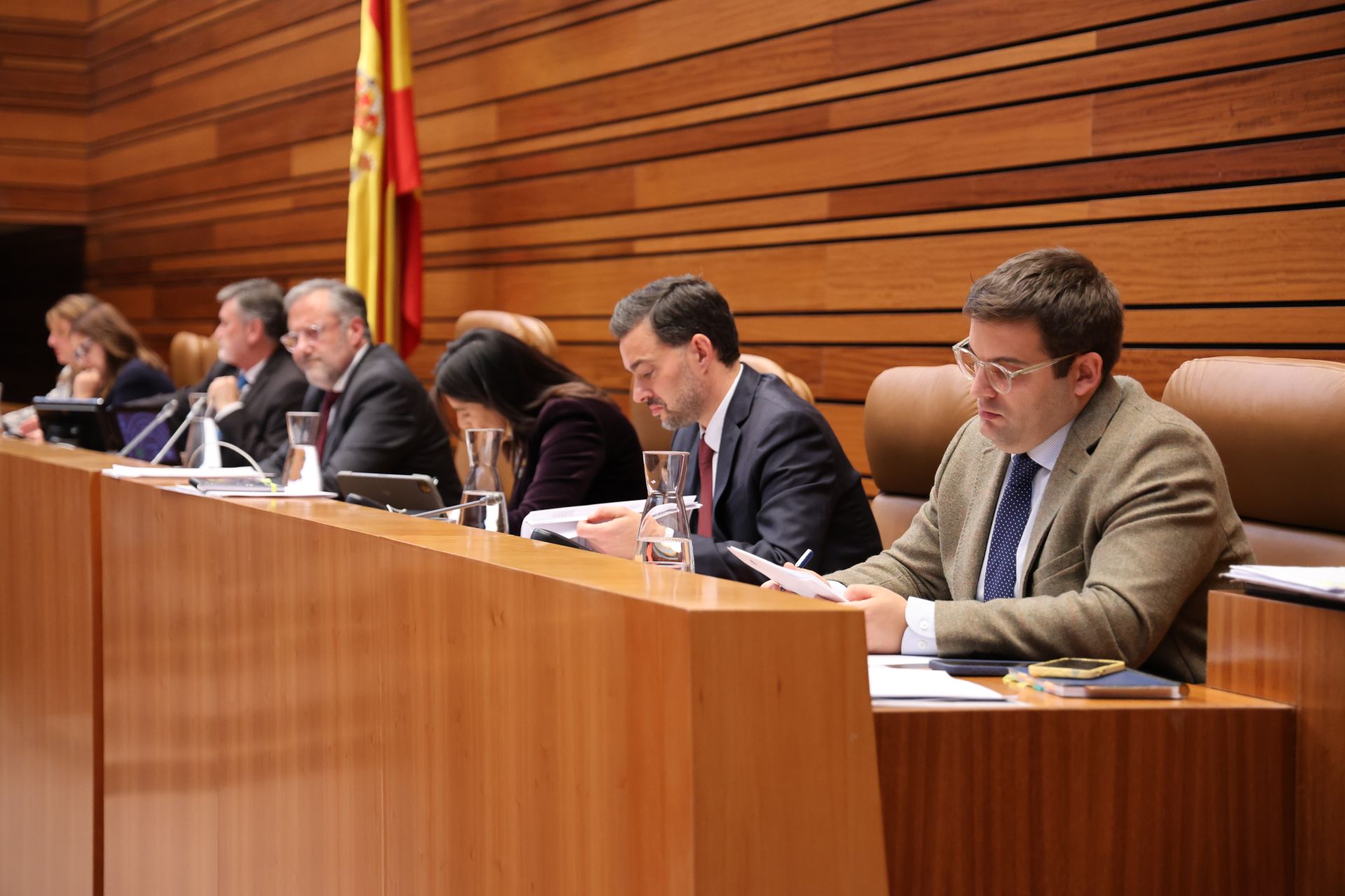 Mesa de las Cortes de Castilla y León, con el letrado mayor, durante un pleno.
