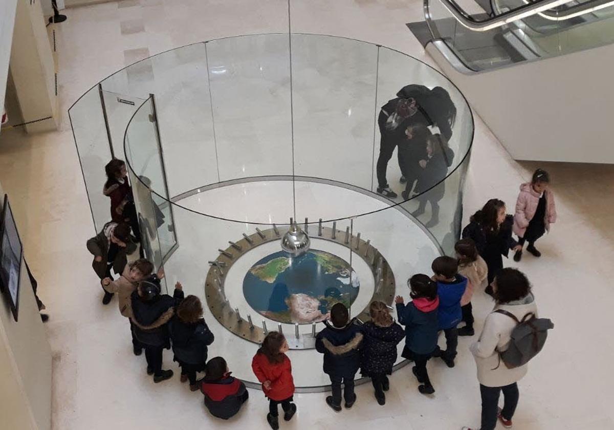 Péndulo de Foucault, a la entrada del Museo de la Ciencia de Valladolid.