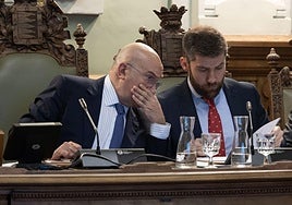 El alcalde de Valladolid, Jesús Julio Carnero, conversa con el concejal de Hacienda, Francisco Blanco, durante el pleno extraordinario.