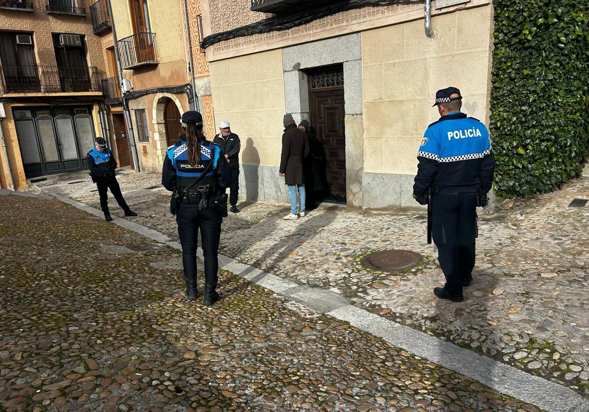 Agentes de la Policía Local de Segovia identifican a los tres presuntos carteristas.