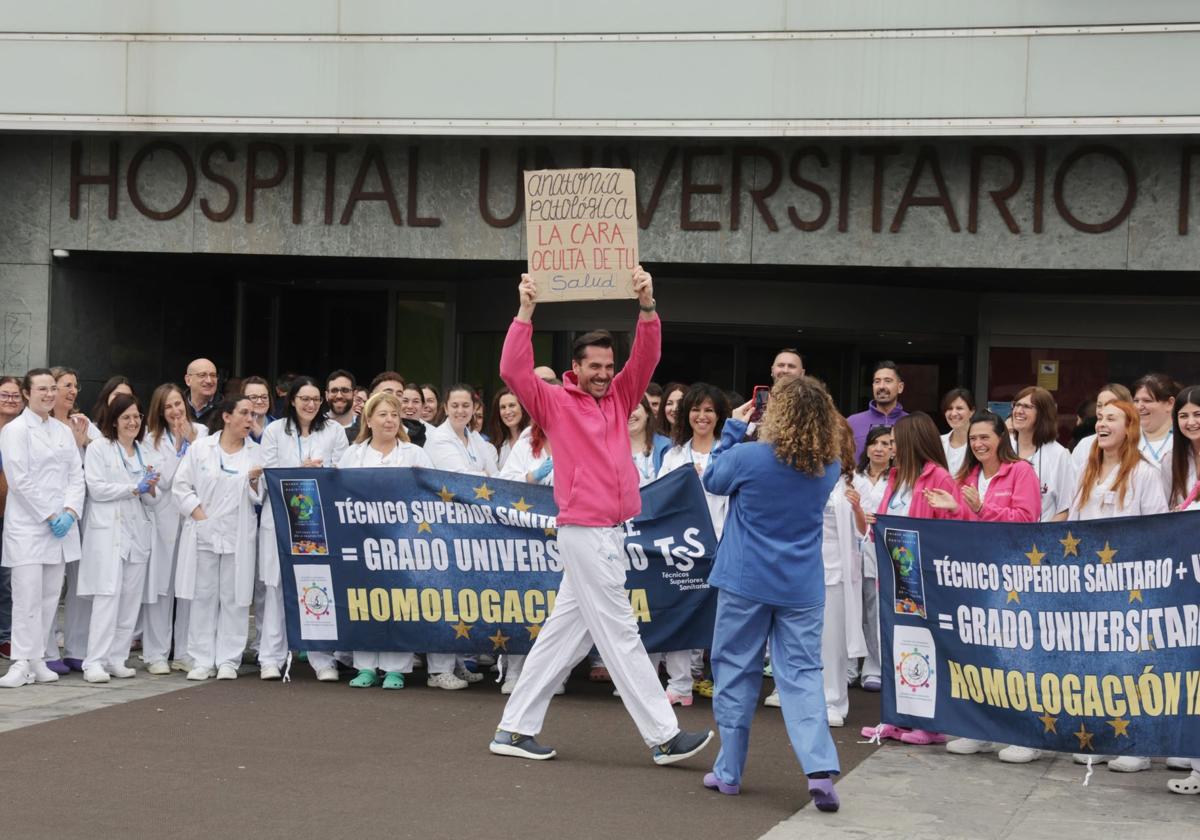 Concentración de técnicos sanitarios, este jueves, ante la entrada del Hospital Universitario Río Hortega.