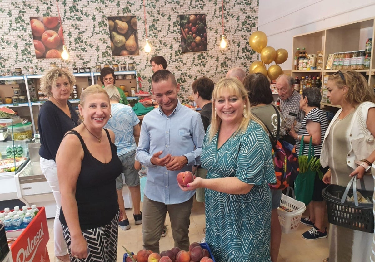 Iván Cuesta en la inauguración de la tienda multiservicios en Almenar.