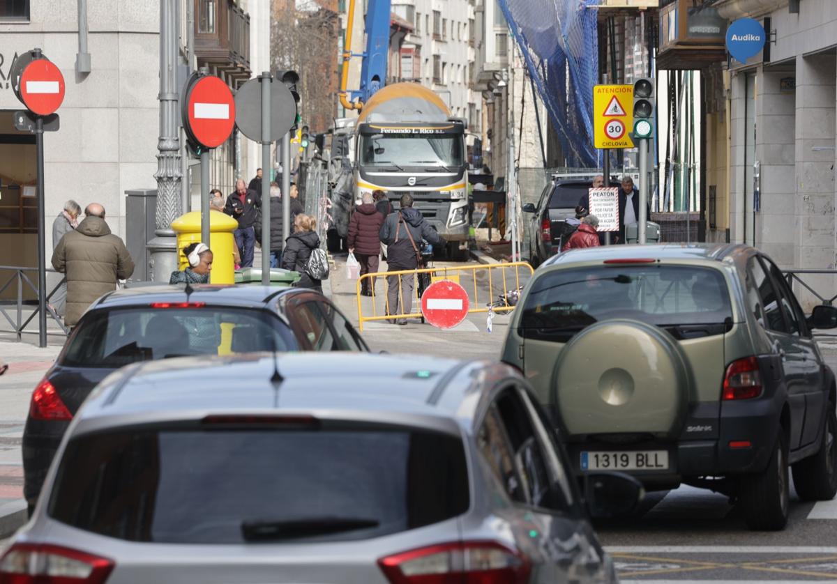 El aspecto de la calle Alonso Pesquera, este viernes por la mañana.