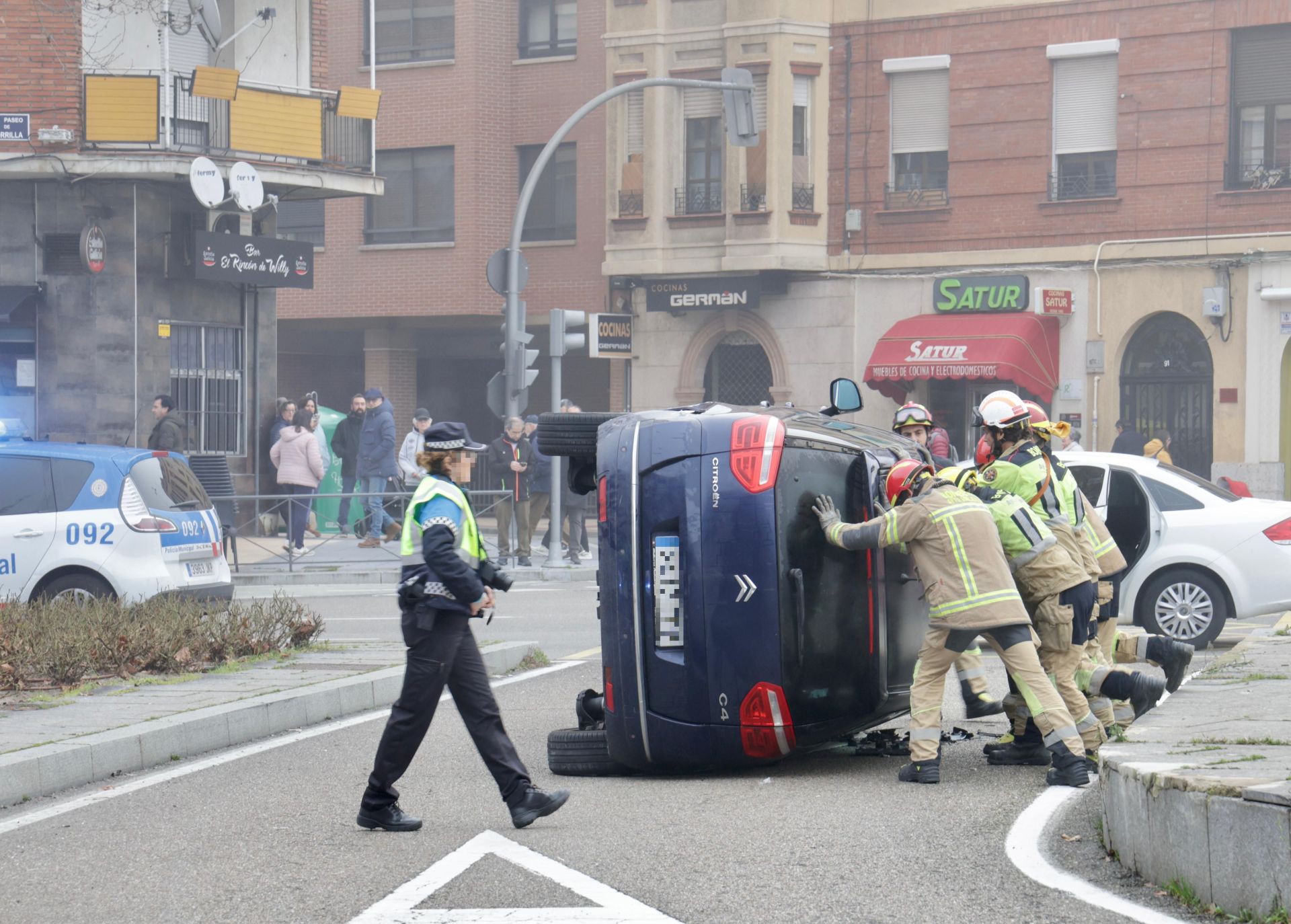 Las fotos del vuelco de un coche en el que viajaban menores en el Paseo de Zorrilla