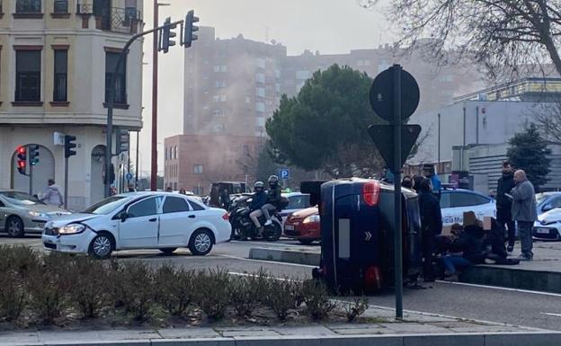 Estado en el que han quedado los dos coches implicados en el accidente.