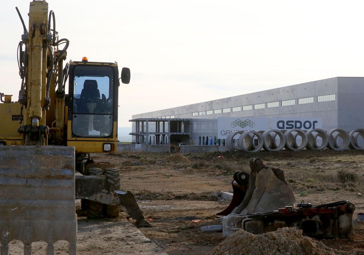 Maquinaria junto a la planta de Drylock en Los Hitales, cuya construcción se encuentra muy avanzada.