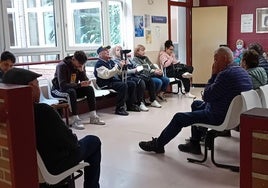Pacientes en una sala de espera del Hospital de Segovia aguardando a ser llamados para pasar a la consulta.