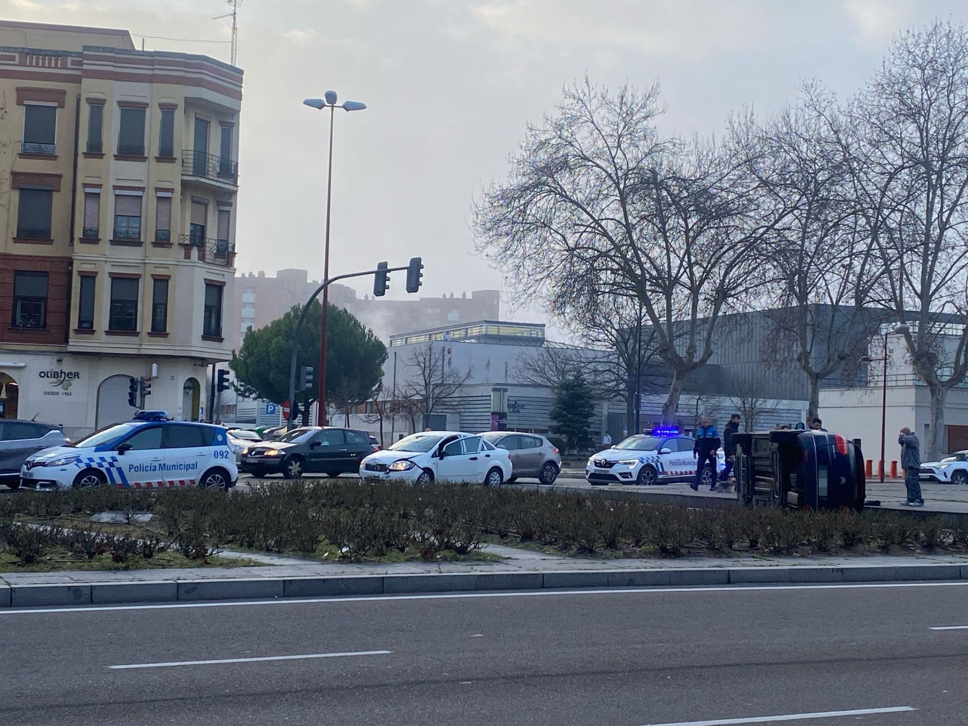 Las fotos del vuelco de un coche en el que viajaban menores en el Paseo de Zorrilla