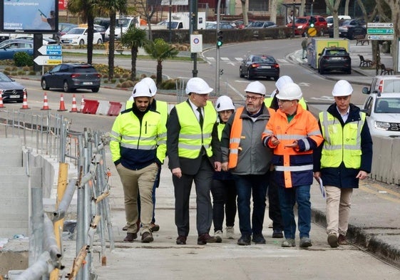 El alcalde de Valladolid, Jesús Julio Carnero, ha visitado este viernes las obras en el Arco de Ladrillo.