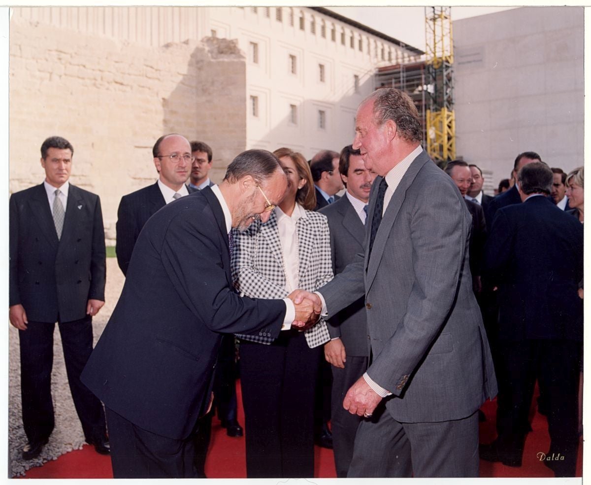 Francisco Javier León de la Riva saluda a Don Juan Carlos I, en presencia del presidente del Gobierno José María Aznar y su esposa Ana Botella en la visita de sus majestades los reyes a Valladolid.