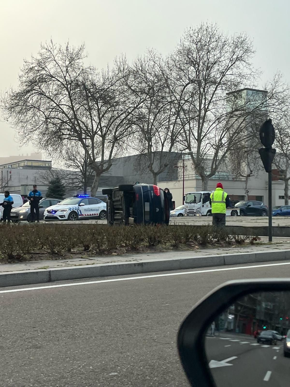 Las fotos del vuelco de un coche en el que viajaban menores en el Paseo de Zorrilla