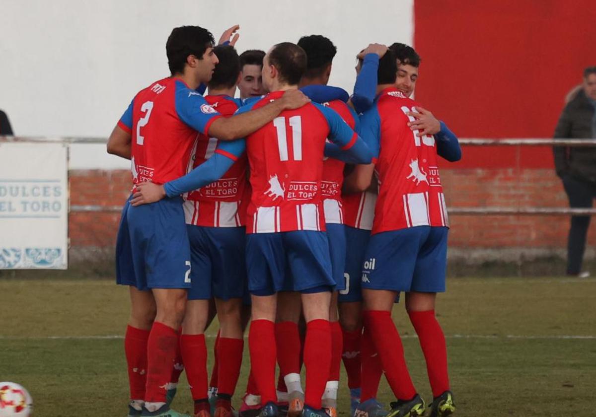 Los jugadores del Atlético Tordesillas celebran un gol en un partido anterior.