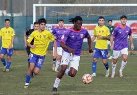 Romaric conduce la pelota perseguido por los rivales.