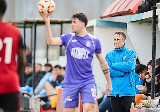 Olea contempla el partido con gesto serio.
