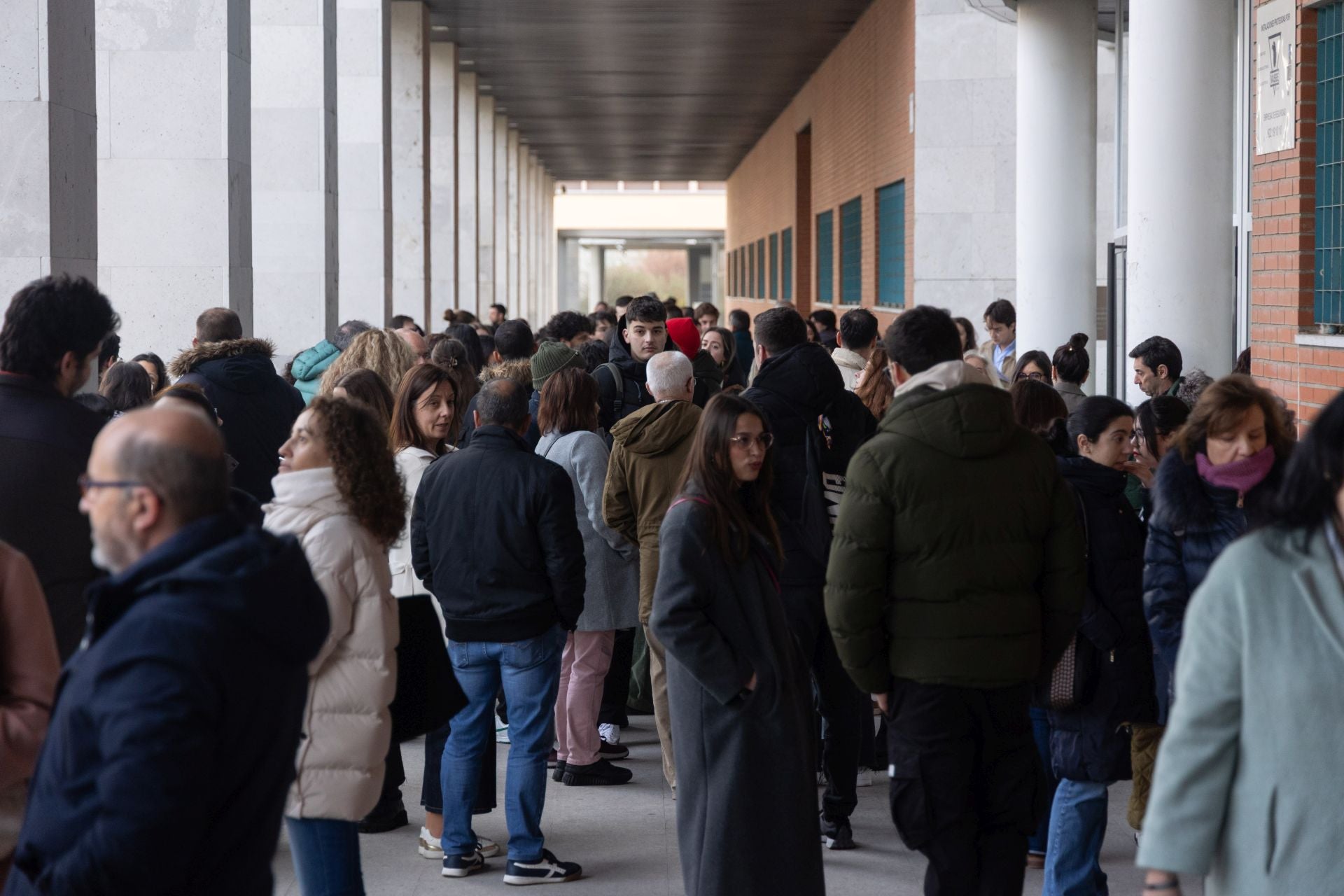 Los opositores a funcionario de la administración local, en la puerta de la facultad de Ingeniería Informática de la Universidad de Valladolid.