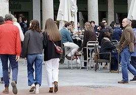 El buen tiempo llenó este sábado las terrazas del centro de la ciudad.