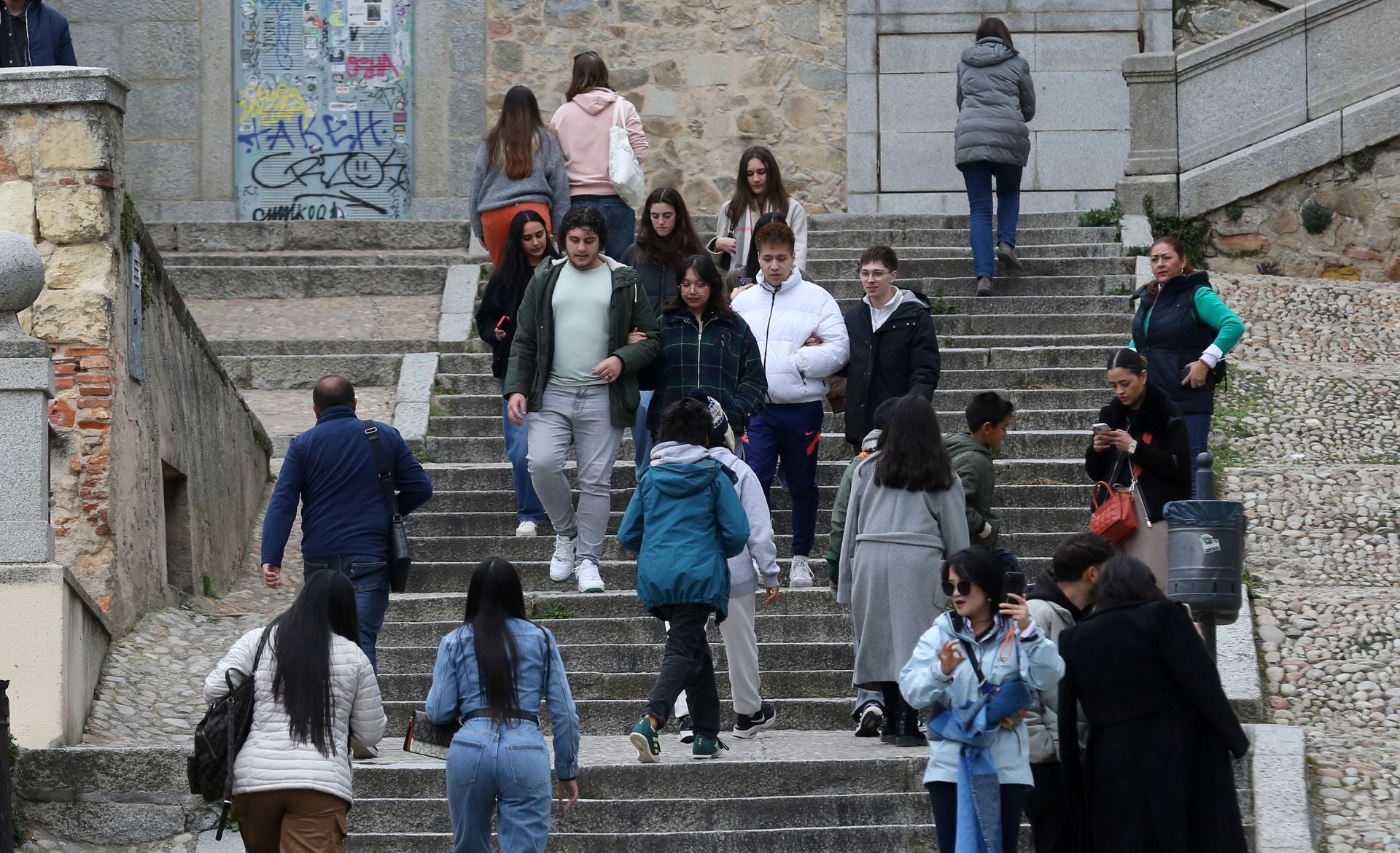 El buen tiempo llena de turistas las calles de Segovia