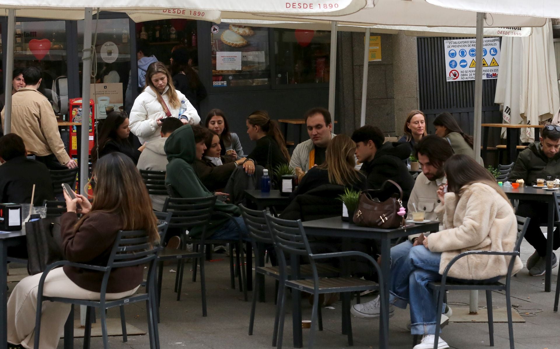 El buen tiempo llena de turistas las calles de Segovia