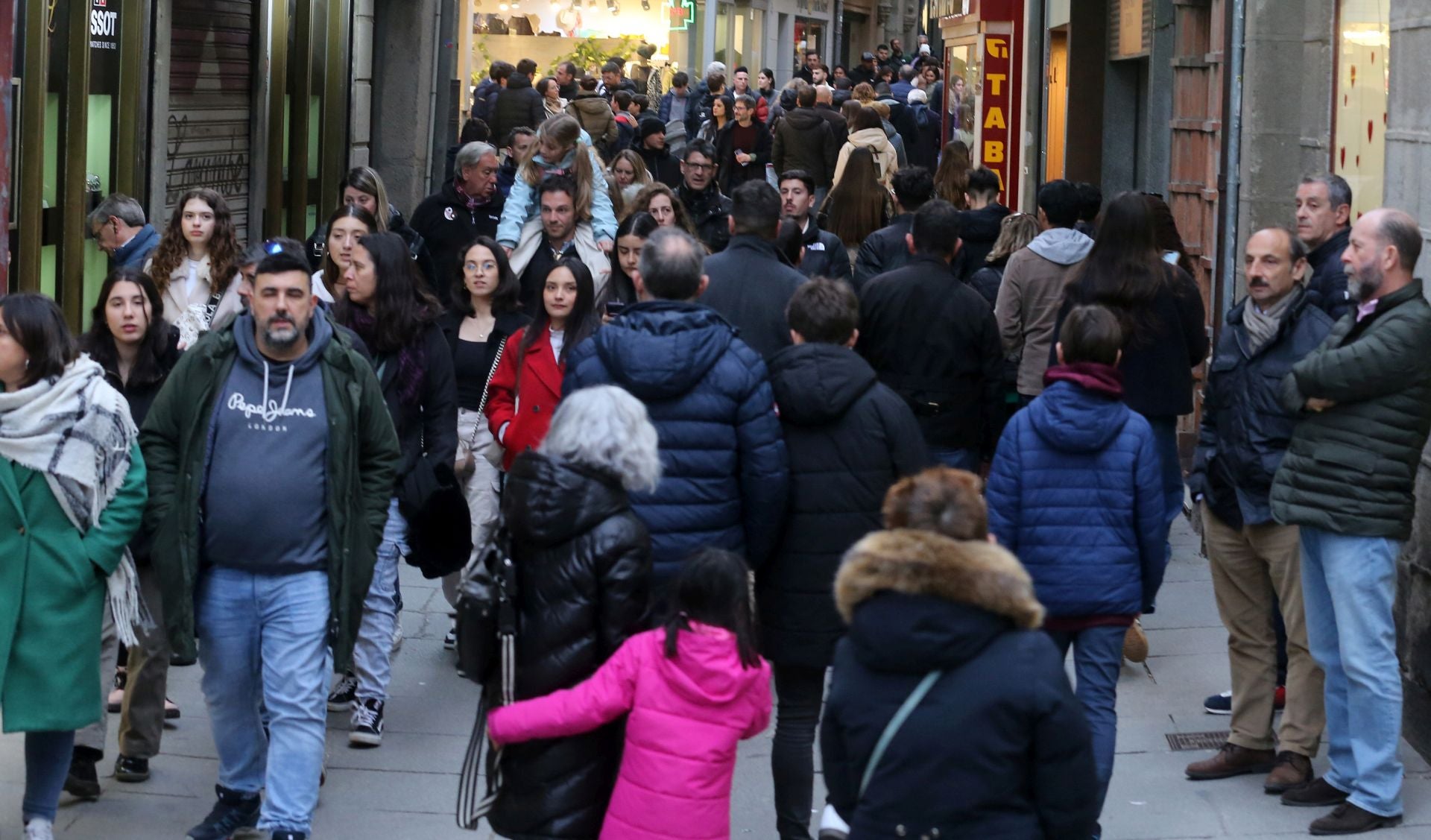 El buen tiempo llena de turistas las calles de Segovia