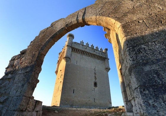 Vista de la airosa torre del homenaje de Belmonte de Campos.