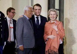 Macron (c) junto a la presidenta de la Comisión Europea, Ursula von der Leyen (d) y el presidente del Consejo Europeo, Antonio Costa (I), ayer en París.