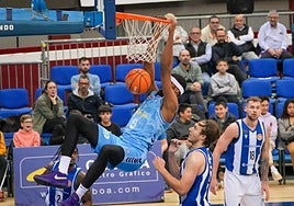 N'Giessan se cuelga del aro tras anotar ante el Gipukoa Basket.