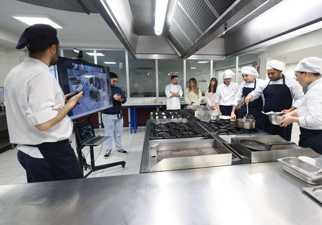 Los alumnos siguiendo la clase magistral impartida desde China