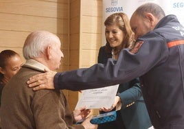 Entrega de uno de los cheques a uno de los usuarios del servidio de ayuda a domicilio.