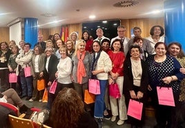 Foto de familia del personal que ha alcanzado la jubilación.