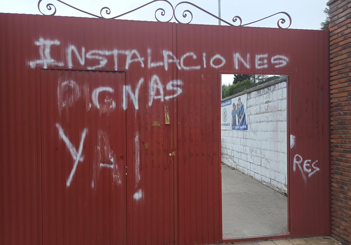 Pintadas en los accesos al campo de fútbol de Cuéllar.