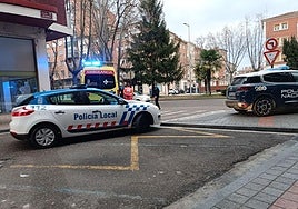 Policía Nacional, Local y ambulancia, este domingo en la calle Rizarzuela con la avenida Manuel Rivera, en el lugar de los hechos.