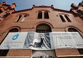 Fachada de la Electra con el cartel que anuncia la promoción de apartamentos para mayores.