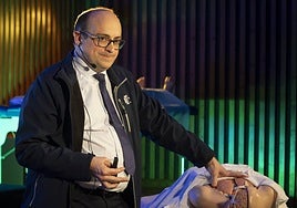 El médico especialista en Medicina legal y forense, Aitor Curiel, examina las autopsias realizadas en películas