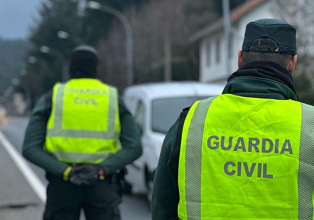 Guardias civiles durante el control preventivo de San Rafael.