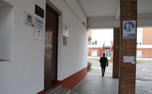Arco de entrada al complejo del hospital San Telmo, que alberga locales de varias asociaciones.