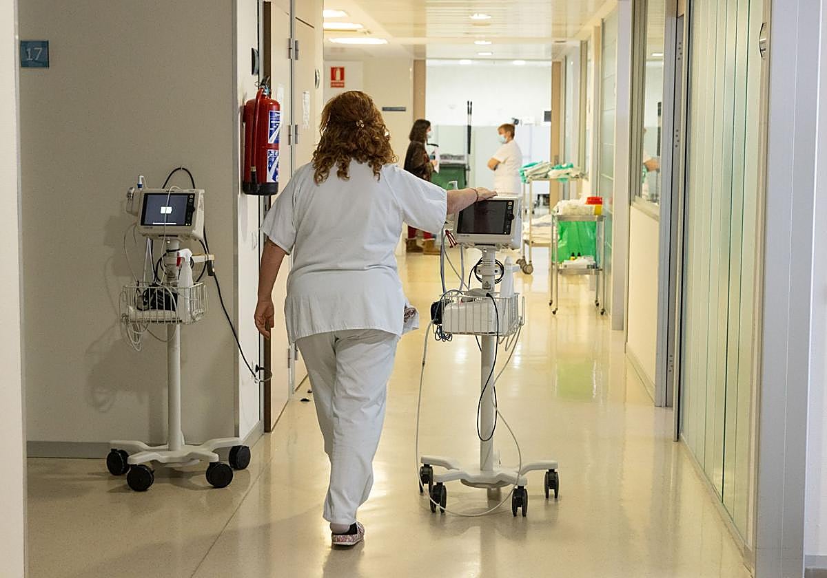 Una profesional sanitaria por un pasillo del Hospital Río Hortega de Valladolid, en una imagen de archivo.