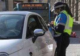 Una agente de la Policía Local, durante su jornada de trabajo.