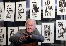 José Noriega en su estudio de Velliza rodeado de xilografías.