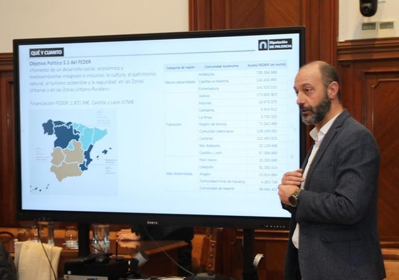 El coordinador de Planificación y Gestión de Fondos de la Diputación, José Manuel Fernández, presenta el plan.