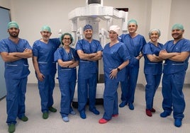 Especialistas de cirugía digestiva, ginecológica, torácica y urológica del Hospital Campo Grande ante el robot Da Vinci.