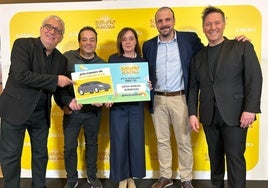Leo Harlem, Carlos Latre, Pelayo Collantes y los padres de la clienta afortunada, Lucía García, que recogieron el premio en su nombre