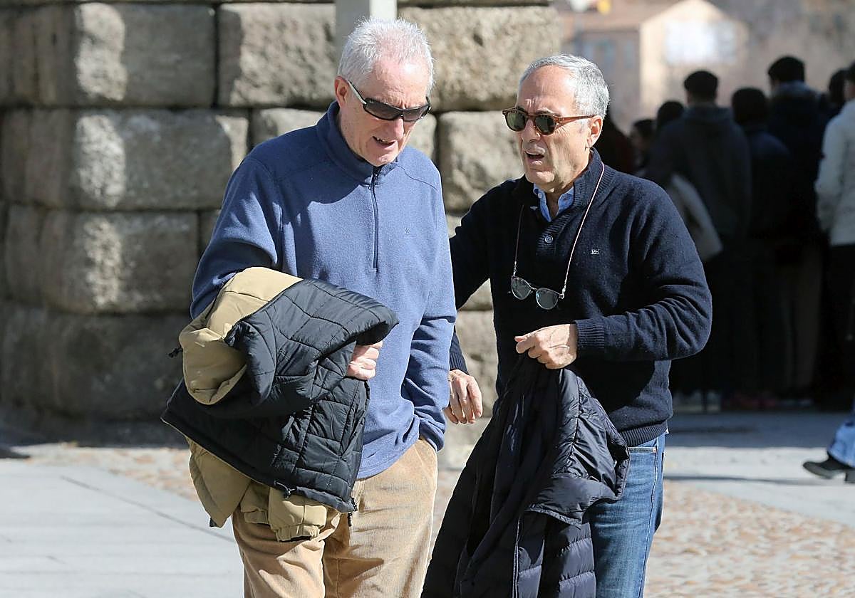 Al sol puede prescindirse del plumas.