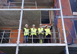 Visita a las obras de construcción de las viviendas, este miércoles.