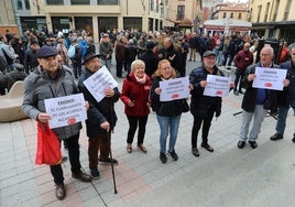 Jubilados y participantes en la protesta celebrada hoy ante las puertas de Hacienda en Palencia.