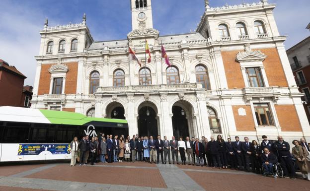 Personajes del deporte posan con las autoridades en la Plaza Mayor.