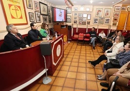 Joselillo, en el centro de la mesa, en el coloquio del pasado día 6 ante los aficionados.