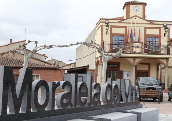 Las banderas del Ayuntamiento de Moraleja del Vino, a media asta por la muerte del pequeño de tres años tras sufrir un atragantamiento.