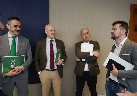 David Hierro (Vox), Carlos Menéndez (Vox), Miguel Ángel García Nieto (PP) y Luis Tudanca (PSOE), antes de la Junta de Portavoces.
